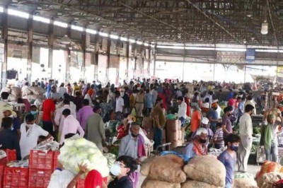 Crowding and the illegal selling on the street continues on Sheikh Abdul Rahman